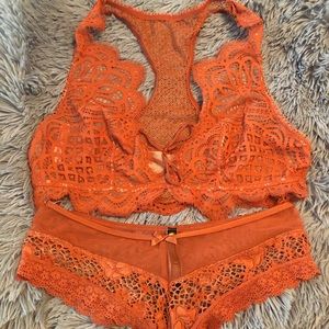 NWOT Victoria’s Secret plunge bralette set Never Worn